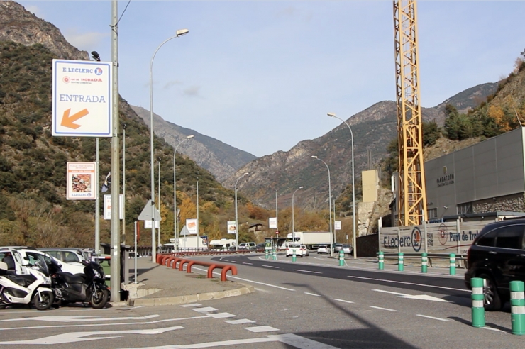 Imatge de l'entrada del centre comercial E.Leclerc-Punt de Trobada.
 
 
